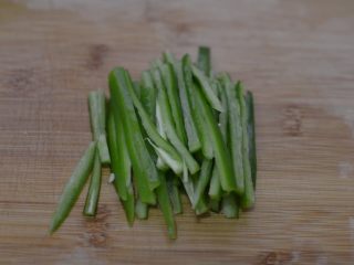 9、茄汁牛肉意面,青椒切丝。