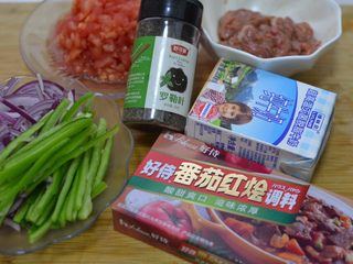 11、茄汁牛肉意面,食材准备齐了。