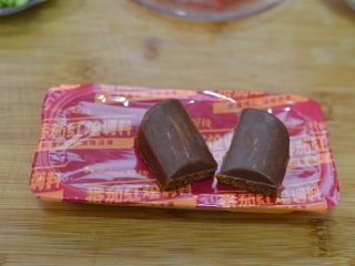 12、茄汁牛肉意面,为了让汤汁粘稠亮泽，我还用到了这个番茄红烩调料（这个也可以不要），两块就够了。