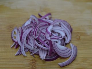 10、茄汁牛肉意面,洋葱切丝。