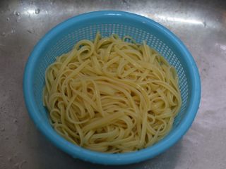 13、茄汁牛肉意面,这个时候意面也煮好了，倒出来过冷水，并用橄榄油拌一下防止粘黏。