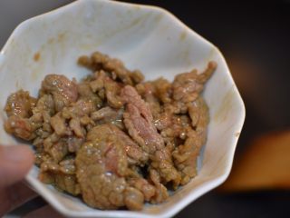 14、茄汁牛肉意面,锅中放少量橄榄油烧热，放入牛肉，炒至段生，盛出备用。