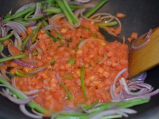 16、茄汁牛肉意面,放入番茄，炒出茄汁。