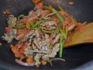 17、茄汁牛肉意面,放入牛肉混合均匀。