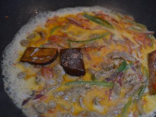 18、茄汁牛肉意面,放入牛奶，同时放入番茄红烩调料。