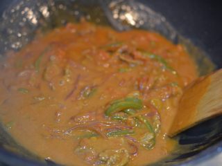 19、茄汁牛肉意面,煮至调料融化。