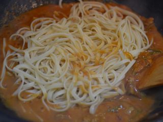 20、茄汁牛肉意面,放入意面、黑胡椒和适量盐。