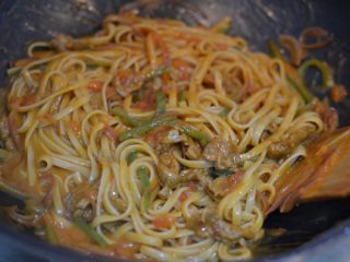 21、茄汁牛肉意面,混合均匀，翻炒至汤汁略收干。