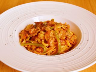 22、茄汁牛肉意面,装盘以后撒上干罗勒碎即可。