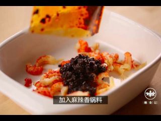 4、麻辣小龙虾粽子,加入麻辣香锅料