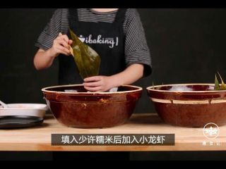 10、麻辣小龙虾粽子,填入糯米后加入小龙虾