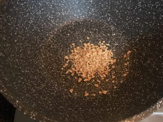 2、速冻汤圆版糖不甩,改小火加入一把花生碎