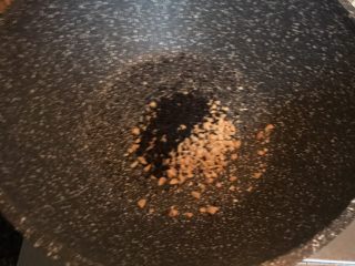 3、速冻汤圆版糖不甩,加入芝麻（黑白芝麻都可以）