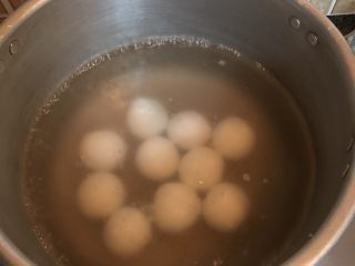 6、速冻汤圆版糖不甩,锅中倒入适量清水烧开后放入速冻汤圆
