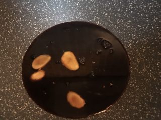 9、速冻汤圆版糖不甩,红糖用100克清水融化后加入姜片