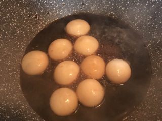 10、速冻汤圆版糖不甩,糖水烧开后加入煮熟的汤圆继续煮3分钟左右