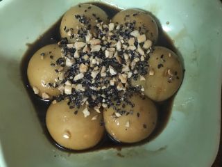 12、速冻汤圆版糖不甩,撒上芝麻花生碎