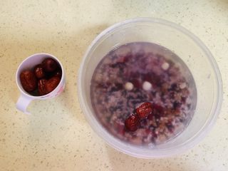 2、夏日冰饮冰镇黄糖八宝粥,把谷米材料清水洗净，清水泡一小时，也可以隔夜泡一下，第二天早上煮，这样容易快煮熟。