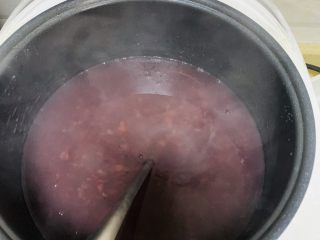 5、夏日冰饮冰镇黄糖八宝粥,煮好后的八宝粥香味浓郁