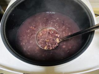 6、夏日冰饮冰镇黄糖八宝粥,轻轻搅拌一下。