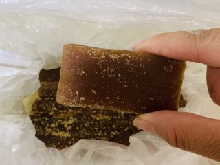 7、夏日冰饮冰镇黄糖八宝粥,准备黄糖片，黄糖清热解毒，也可以选择黑糖红糖等