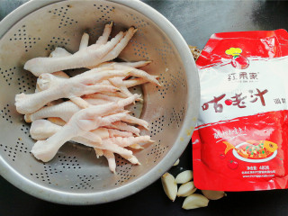 1、酸甜辣酱鸡爪,准备好主材料