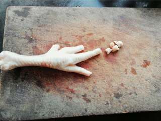 2、酸甜辣酱鸡爪,洗净鸡爪，去掉脚指甲备用