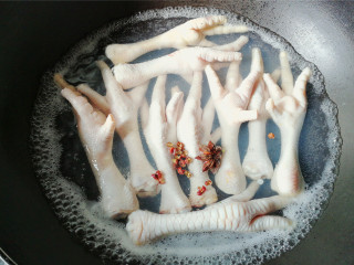 3、酸甜辣酱鸡爪,鸡爪冷水下锅，放入花椒和八角煮制8-10分钟