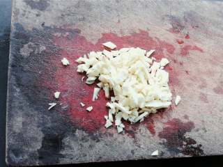 4、酸甜辣酱鸡爪,煮制过程中，把蒜瓣切成蒜粒备用