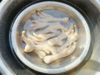 5、酸甜辣酱鸡爪,用冷水冲洗掉血沫和杂质备用