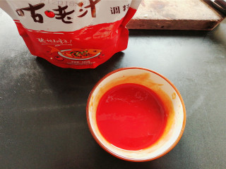 6、酸甜辣酱鸡爪,开始调制秘制配方的酸甜辣酱，碗里放入5勺咕咾汁