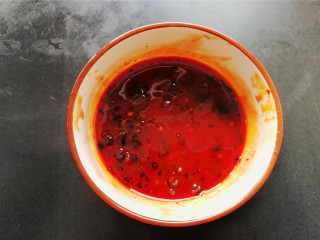 7、酸甜辣酱鸡爪,再放入2勺辣酱混合均匀