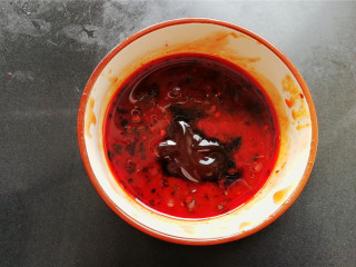 8、酸甜辣酱鸡爪,再分别加入1勺生抽和蚝油混合均匀备用