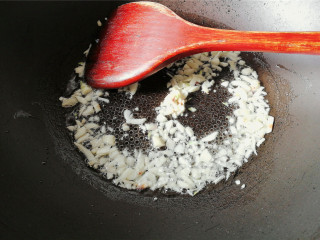 9、酸甜辣酱鸡爪,热油爆香蒜粒，微微焦黄即可