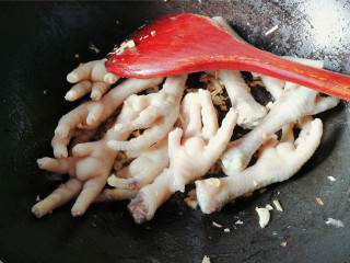 10、酸甜辣酱鸡爪,倒入鸡爪翻炒片刻