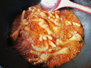 12、酸甜辣酱鸡爪,翻炒好后，再倒入适量的清水煮制