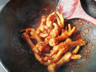 13、酸甜辣酱鸡爪,煮制少量汁后，开始收汁即可