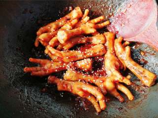 14、酸甜辣酱鸡爪,最后撒入适量的白芝麻混合下，装盘即可食用