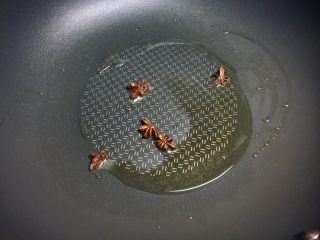 5、快手暖胃番茄火锅,锅里倒入适量食用油，下八角爆香。