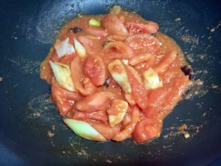 8、快手暖胃番茄火锅,炒至番茄出汁。