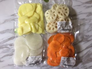 13、快手暖胃番茄火锅,还买了食材包，这个更方便，都不用洗也不用切，打开包装就可以用了。没有食材包的话，可以自己把喜欢吃的蔬菜洗净切片。