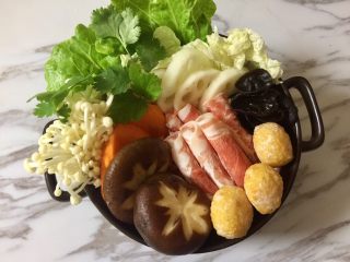 16、快手暖胃番茄火锅,接着把其余食材都放入一些，码整齐。
