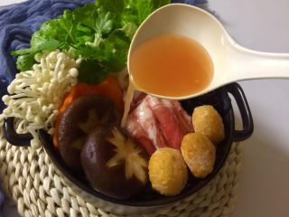 17、快手暖胃番茄火锅,把番茄汤底浇入砂锅。