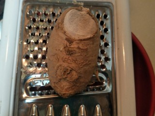 6、日式炸鸡块,继续在碗底擦一点生姜末，多放一点可以去腥。