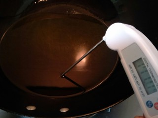 14、日式炸鸡块,锅中倒入适量换宽油油加热至冒小泡泡，大约175°。