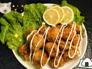 18、日式炸鸡块,放上一点生菜，包上鸡块就可以开吃了，超美味。