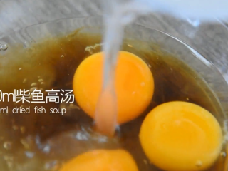 3、0失败超滑溜的日式茶碗蒸，宝宝老人都爱吃,倒入一勺昆布酱油、一勺味淋、150ml柴鱼高汤、50ml清水