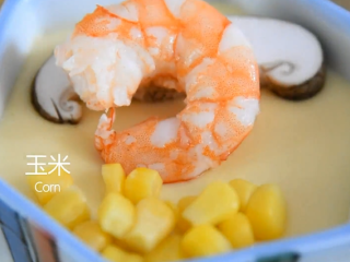 8、0失败超滑溜的日式茶碗蒸，宝宝老人都爱吃,打开锅放入香菇片、虾仁、玉米粒