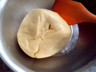 1、五仁月饼,将材料1-4项和泡打粉放一块和成面团(面和1克泡打粉都要过筛啊),盖上保鲜膜放冰箱冷藏2个小时,后备用