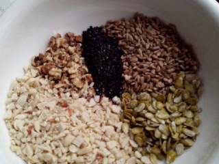 2、五仁月饼,将各种果仁放在一起